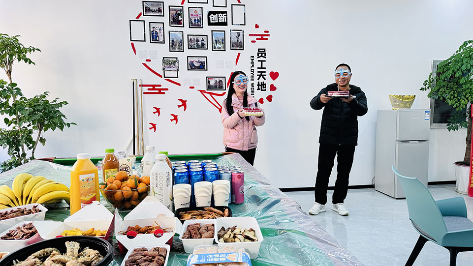 共慶生辰，攜手同行——boss與美女員工生日茶話(huà)會(huì)
